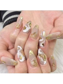 スタッズ系ベージュネイル