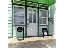 シェーヴルミー(chevre me)の雰囲気（緑色の建物です♪西側の店舗で、黒い看板が目印◎）