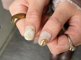 淡色ニュアンスゴールドネイル