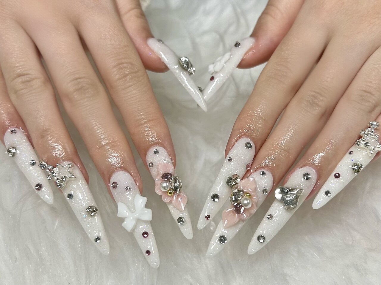 ロングネイル ホワイト ブラック 花 ロングネイル#ゼブラネイル#ゼブラ#ブラックネイル#秋ネイル#冬