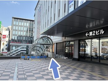 もむーん momoon/仙台駅東口を出て右手