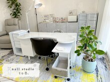 トゥーファイブ(nail studio to5.)の雰囲気（明るい店内、プライベート空間でゆったりお過ごしいただけます。）