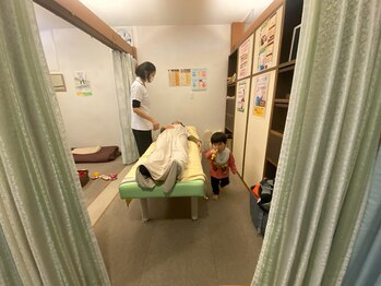 子育てママの整体サロン/施術中のお子様の様子