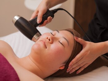 サロン アイリス(salon iRiS)の写真/【小顔＋フェイシャルケア¥4900】毛穴の引き締めやたるみのケアにも◎気になる顔のお肉撃退！！