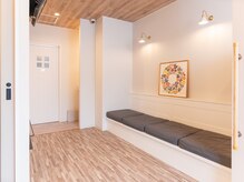 接骨院はる みたけの雰囲気（《清潔感のある待合室》落ち着く空間づくりを心がけています。）