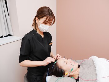 ハリサクの写真/電気を流す美容鍼+小顔矯正で、土台から引き締め同世代と差がつく引き締まったお顔に◎