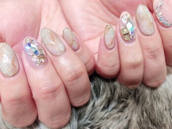 リッチネイル(Rich Nail)/大理石にキラキラストーン