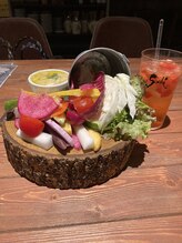 ソワンド ルバンシュ/友人とテラスでバーニャカウダー