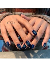 ネイビーのグラデーションネイル