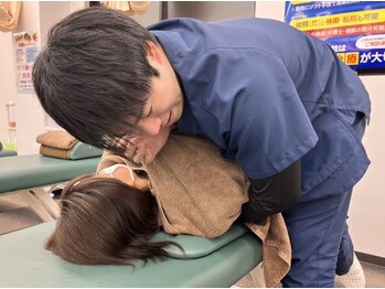 久喜駅前鍼灸整骨院の写真/国家資格保持スタッフによる鍼・整体◆凝りや姿勢の歪みを放置すると全身の不調へ繋がります。[久喜駅1分]