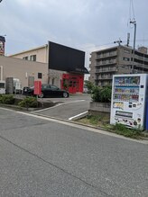 カラダプラス 東加古川店(KARADA+plus)/数池からの駐車場入り口です。