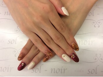 ソルノワ(sol-noir)/