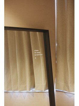 ハルノハナ鍼灸治療院 丸の内院/大きい鏡で身だしなみを整える