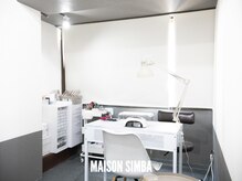 メゾンシンバ(Maison Simba)の雰囲気（白とグレーを基調とした落ち着いた店内＊）