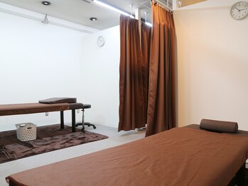 せのび整体院/カーテンで区切った個室です。