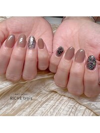 上品ベージュ×ブラックラメ