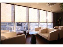 アーユルヴェーダサロン エクスパンス 池袋店(Expanse..)/大きな窓が解放的な待合スペース