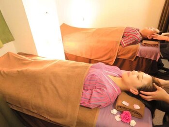 癒のハウス/ペア様の施術を受ける様子