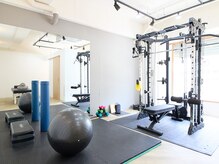 トミーリハ整体院(TOMMY REHA整体院)の雰囲気（トレーニング施設完備、一人ひとりに合わせたトレーニングを提案）