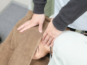 整体院リバース さいたま/首の前側の施術風景