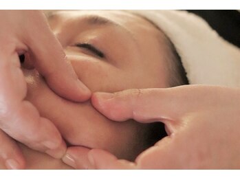 エステシオン(ESTESiON)の写真/【顔だけでは完結しない本格ケア】姿勢も一緒に整えることで、肌だけではなく見た目の印象まで若々しく