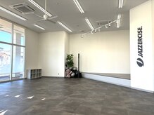 ジャザサイズスタジオ 山梨韮崎の雰囲気（天井の高い開放的なフロア。空調・換気システムもしっかり完備）