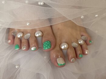 エマネイル バイ チュラ(emma nail_by chula)の写真/大人可愛いドットネイルとホワイトミラーで飾るフットネイル！足元に輝きを添えてみませんか◎