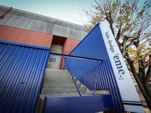 eme hair design 内にあります。