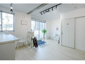 エスリー整骨院(SSS整骨院)/白を基調とした内装です♪