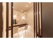 【施術後サービス】お化粧ができるパウダールームには、可愛いシャンデリアとアメニティ完備！