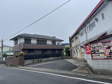 ハレ(80_hare_)の雰囲気（店舗建物の真裏にある斜め4台が建物の無料共有駐車場です）