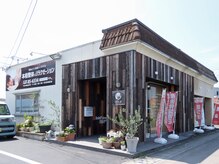 スマイルアップ整体整骨院/建物南側に駐車場6台完備。