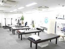 施術ベッド３台、酸素ボックス等、設備充実の広々とした店内。