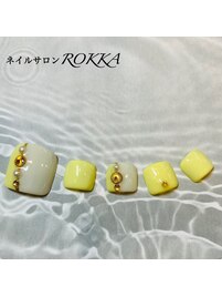 爽やかな印象のフットネイル