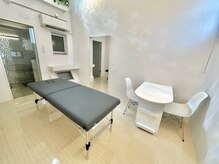 ハンドメイドフィットネス 亀有(Handmade Fitness)の雰囲気（白基調の個室施術ルーム完備♪慢性不調の根本改善をサポート！）
