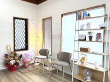 木目を基調とするオシャレモダンな内装です