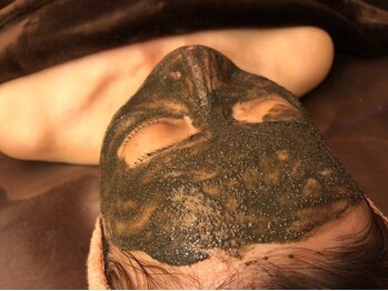 サロン ド ハーモニー美の写真/目の下ギリギリまでのケアが可能な希少なブラックハーブ★クマ,たるみ,毛穴,くすみ,ニキビを改善し美肌に♪