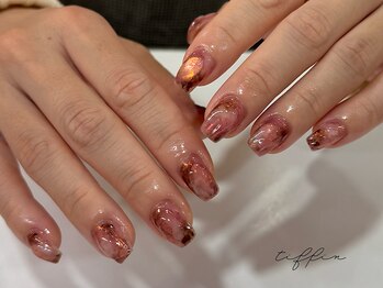 ネイルサロン ティフィン(tiffin)の写真/《オフ&ケア込》繊細な手描きArt、絶妙なストーン配置も自由自在♪シンプルで上品なより美しい指先へ*
