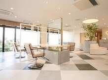 アース 小禄店(HAIR&MAKE EARTH)の雰囲気（エントランスは美容室と同じなので広々とした空間です。）
