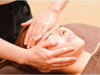 ネイルアンドアイラッシュアンドアロマ ピグレット(PIGLET)の写真/お顔のむくみをスッキリ★ゆっくりと流れるリンパの特徴を生かした施術で翌日には更にスッキリ♪