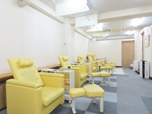 足つぼ日本一 新橋店の雰囲気（ゆったりできるソファが嬉しい♪妊婦さんも大歓迎です◎）