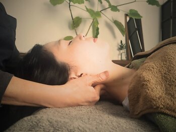 ポポラス(POPORAS)の写真/【巻き肩】【肩首こり】【スマホ首】など肩首にかけての不調も集中的ケアを／カチコチな筋肉をゆるゆるに
