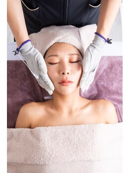 グローボックス(GLOW BOX)の写真/特殊な電流と手技でスッキリ小顔へ◎浮腫み・眼精疲労もケア！リリースカッター小顔コース体験♪
