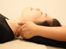 リジュ(REJU)/カイロプラクティック首施術風景