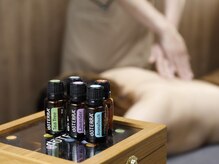 ８種のエッセンシャルオイルを背中に。優しいタッチで癒しタイム