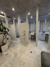 半個室でリラックスしながら動画も楽しめる施術空間