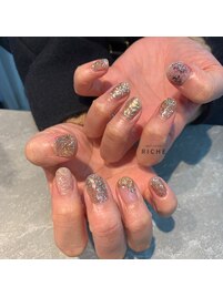 ゴールドのキラキラネイル