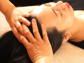 頭ほぐし屋/ぐぃ～っとコリを解します。