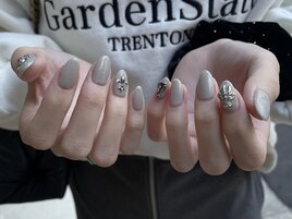 グレーにシルバーパーツ