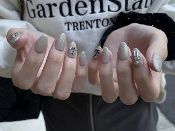 ミニョン 北堀江(mignon)/グレーにシルバーパーツ